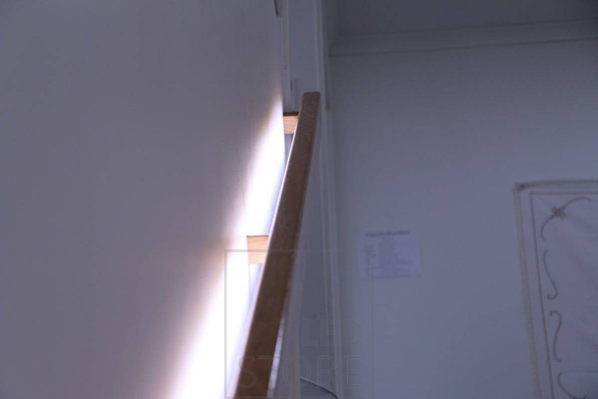 Nástěnný led pásek na zábradlí, který poskytuje opravdu měkké světlo, protože svítí skrz zeď
